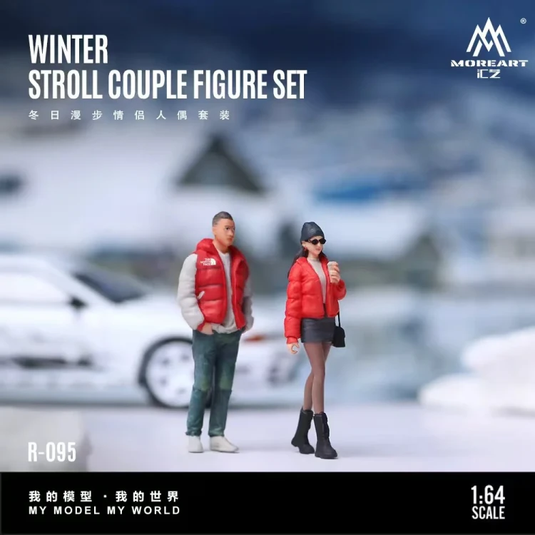 MoreArt Winter Stroll Couple – Zestaw 2 Figurek żywica 1:64 bok