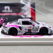 Star Race Porsche 911 GT3 R #85 Iron Dames Le Mans 2025 1:64 bok