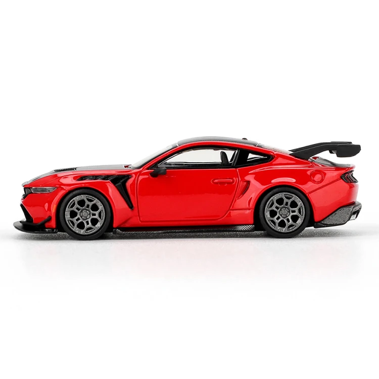 MINI GT Ford Mustang GTD LHD Race Red 1:64 bok