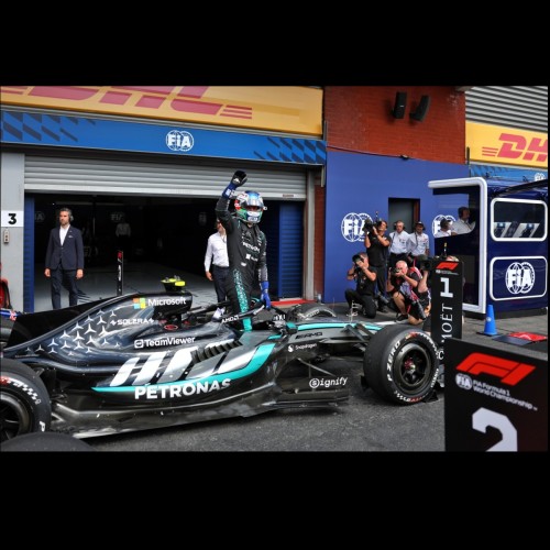 Minichamps MERCEDES AMG W17 K. ANTONELLI WINNER SPA GP 2026 Figurka kierowcy i Pit board 1:64 zdjecie