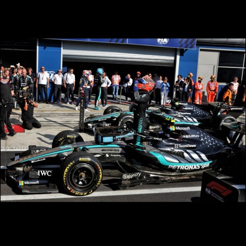 Minichamps MERCEDES AMG W17 K. ANTONELLI WINNER ITALY GP 2026 Figurka kierowcy w pozycji zwycięskiej Pit board i puchar 1:64 zdjecie