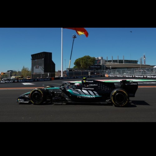 Minichamps MERCEDES AMG W17 K. ANTONELLI WINNER SPANISH GP 2026 Figurka kierowcy w pozycji zwycięskiej i Pit board 1:64 przód