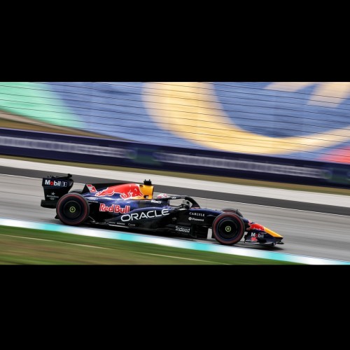 Minichamps RED BULL RACING RB22 MAX VERSTAPPEN WINNER BAHRAIN GP IN MALAYSIA 2026 2 Pit Boardy 1:64 zdjęcie