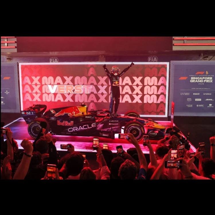 Minichamps RED BULL RACING RB22 MAX VERSTAPPEN WINNER SINGAPORE 2026 1:64 zdjęcie