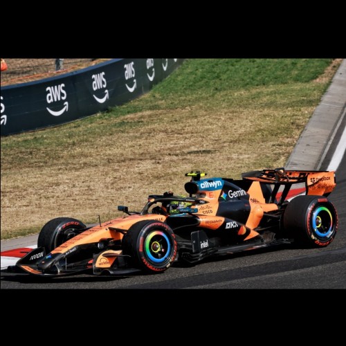 Minichamps McLAREN MCL40 LANDO NORRIS WINNER HUNGARY GP 2026 Figurka kierowcy w pozycji zwycięskiej Pit board i puchar 1:64 zdjęcie