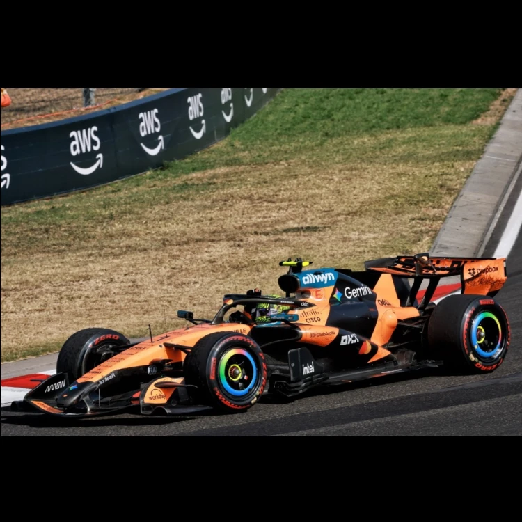 Minichamps McLAREN MCL40 LANDO NORRIS WINNER HUNGARY GP 2026 Figurka kierowcy w pozycji zwycięskiej Pit board i puchar 1:64 zdjęcie