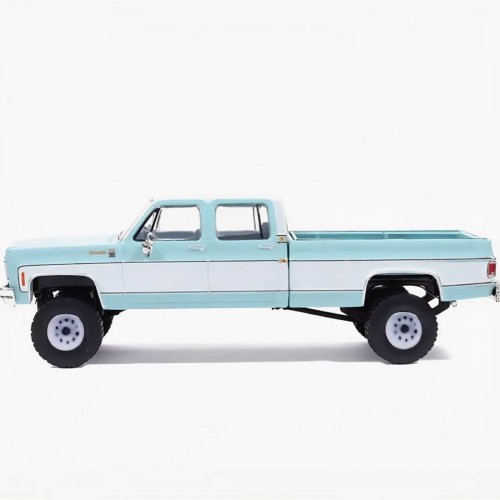 IXO America 1978 Chevrolet Silverado pickup K30 Crew Cab Fleetside Lifted blue white 1:64 bok