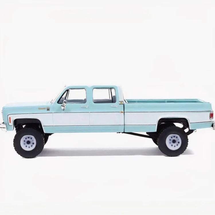 IXO America 1978 Chevrolet Silverado pickup K30 Crew Cab Fleetside Lifted blue white 1:64 bok