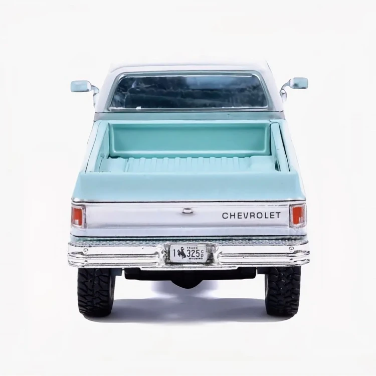 IXO America 1978 Chevrolet Silverado pickup K30 Crew Cab Fleetside Lifted blue white 1:64 tył detale