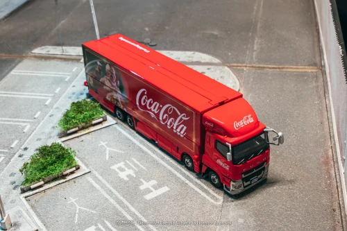 Tarmac Works Mitsubishi Fuso Super Great Coca-Cola Santa Truck 1:64 góra