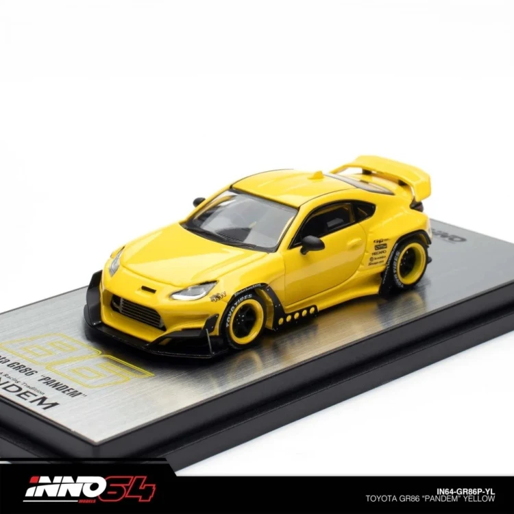 INNO64 TOYOTA GR86 PANDEM Yellow 1:64 przód podstawka