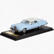 Sun Star 1979 Lincoln Continental blue white 1:64 przód